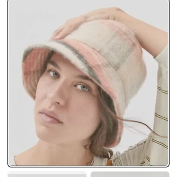 NWT Urban Outfitters winter bucket hat, peach ,off white and black - Picture 1 of 6
